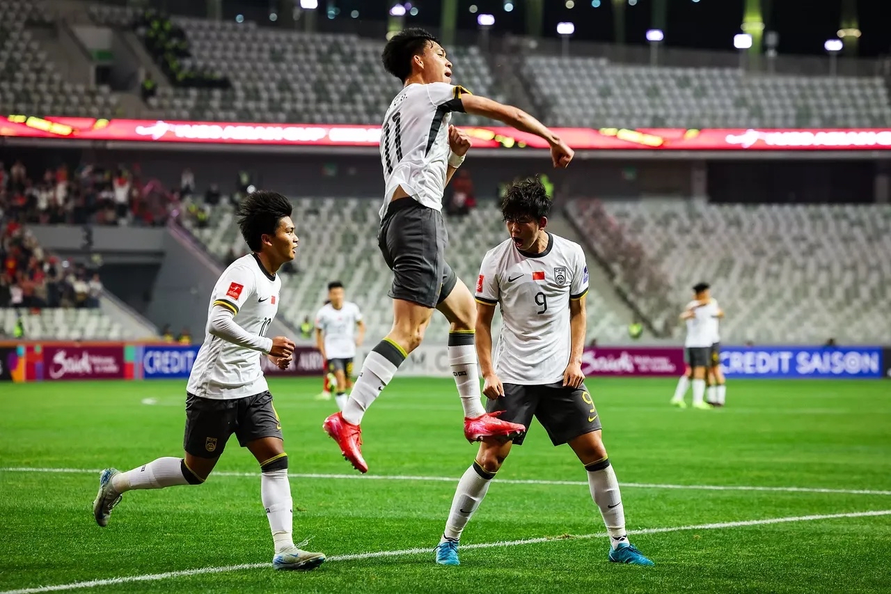 包含战术实力取胜，国内球队轻松晋级淘汰赛的词条