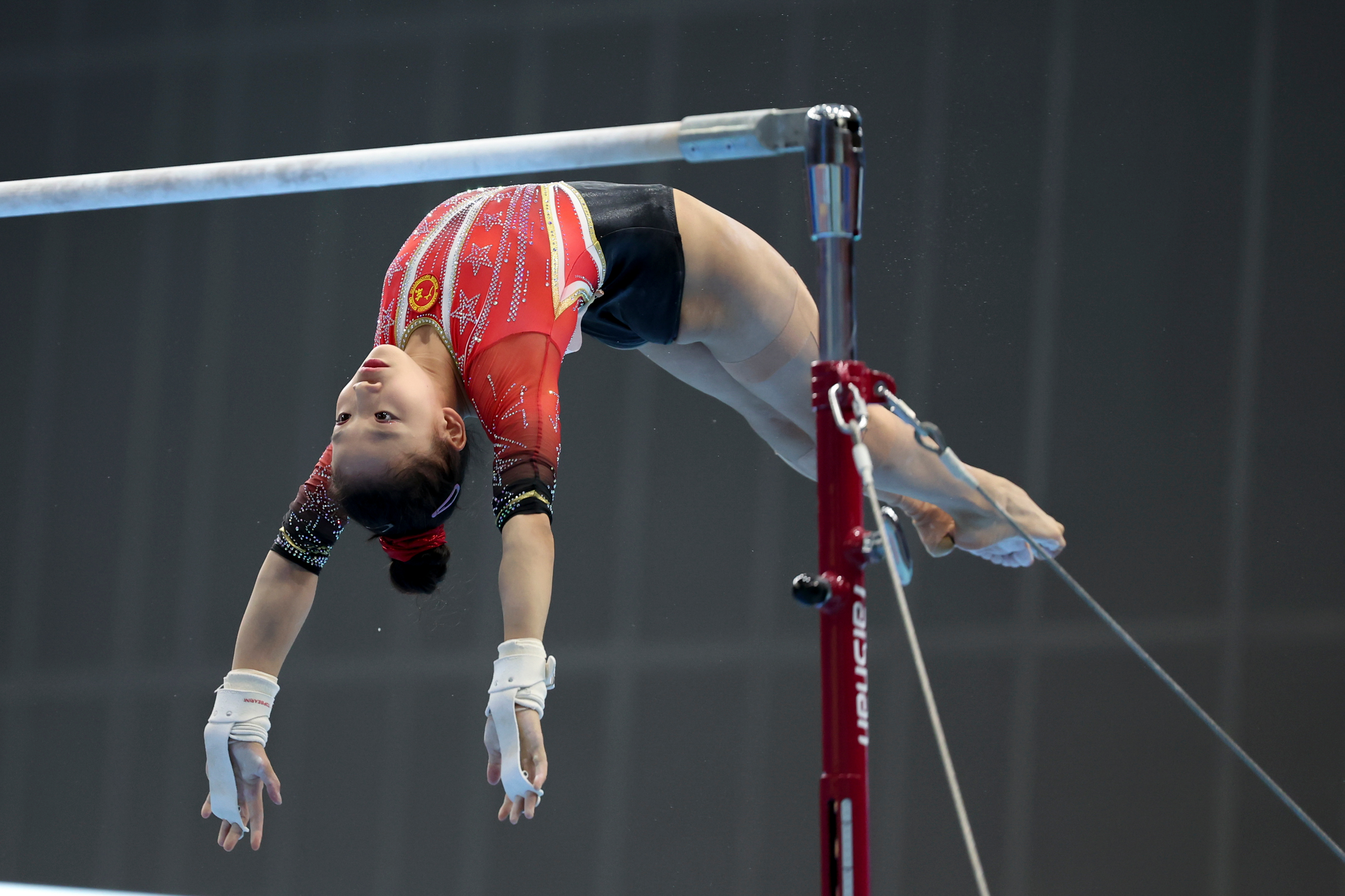 包含中国体操队表现出色，实现完美翻转的词条