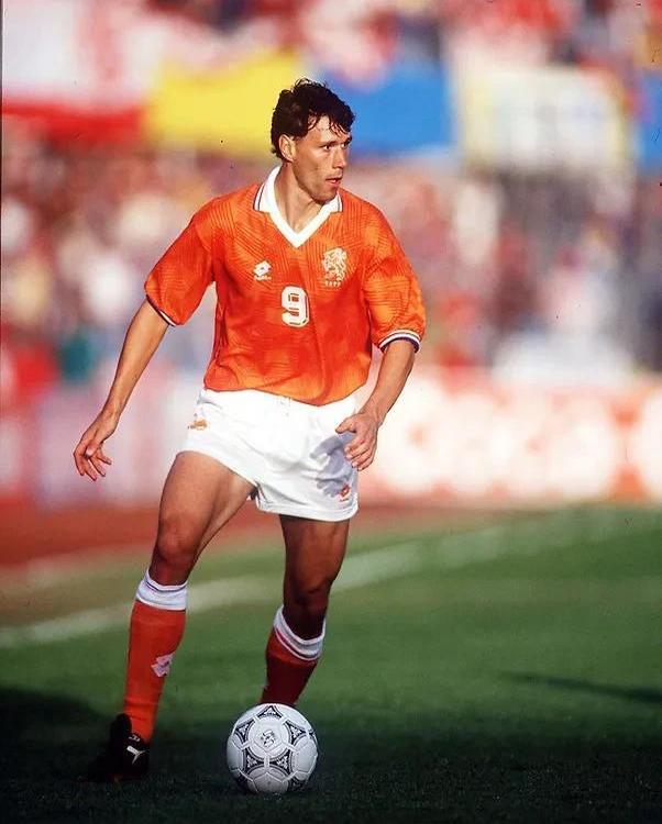 荷兰队在比赛中表现出色夺冠