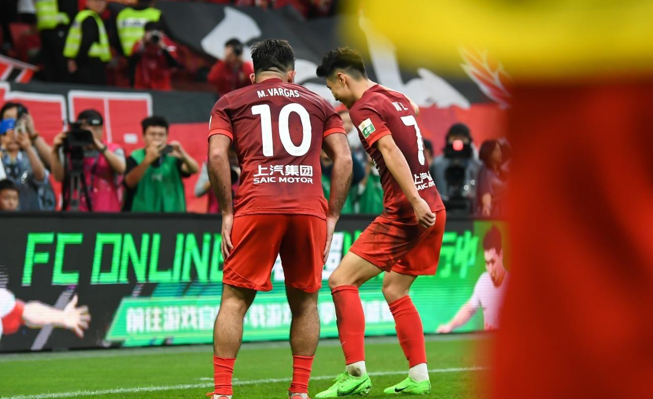 精彩比赛引爆现场，球员们奋勇作战，争胜欲望强烈的简单介绍