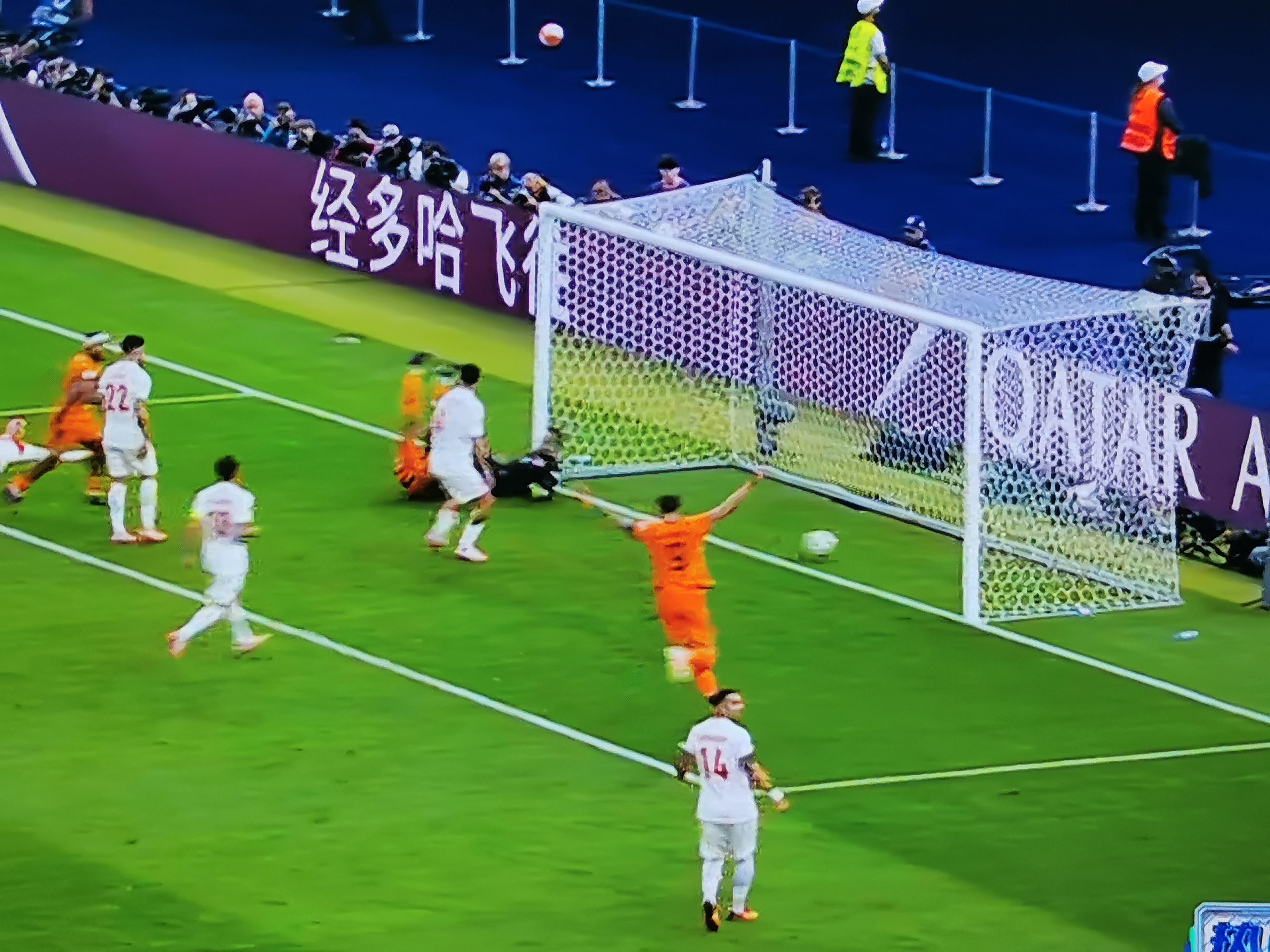 包含荷兰队反弹势头强劲,成功晋级的词条 包含荷兰队反弹势头强劲,成功晋级的词条