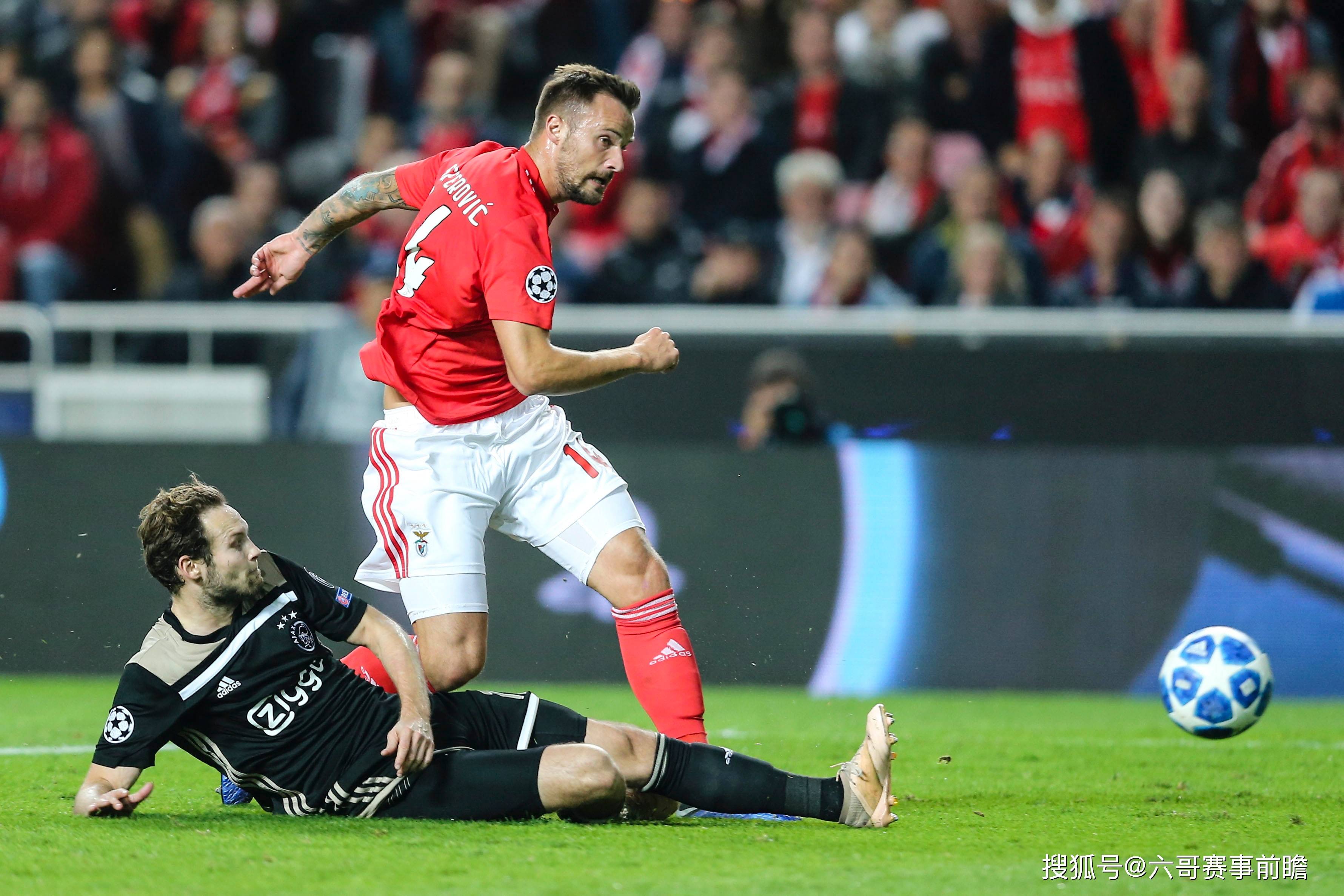 欧洲足球赛场上的精彩对抗让人沉迷其中的简单介绍