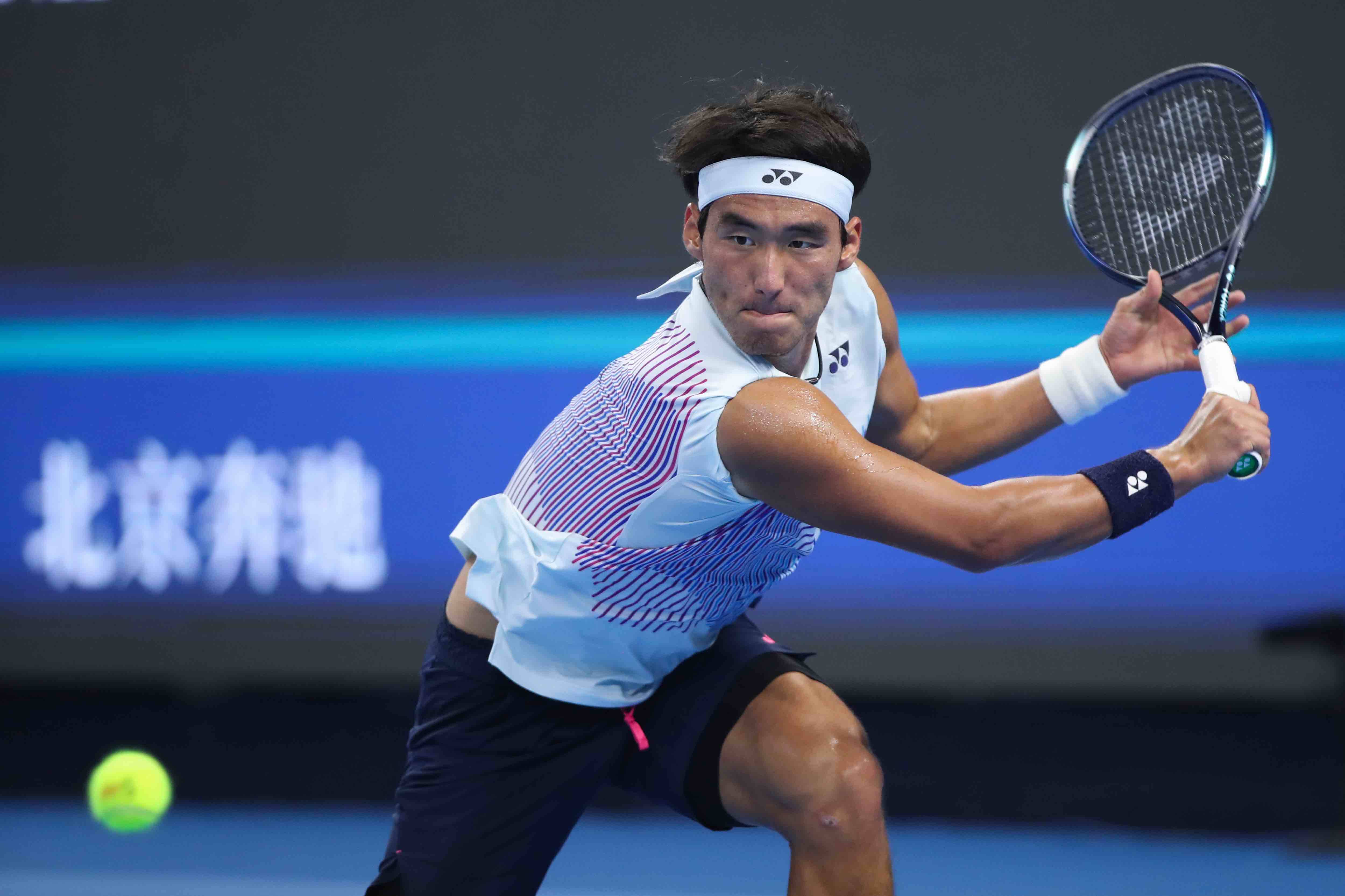 网球比赛选手气势如虹，一路领先