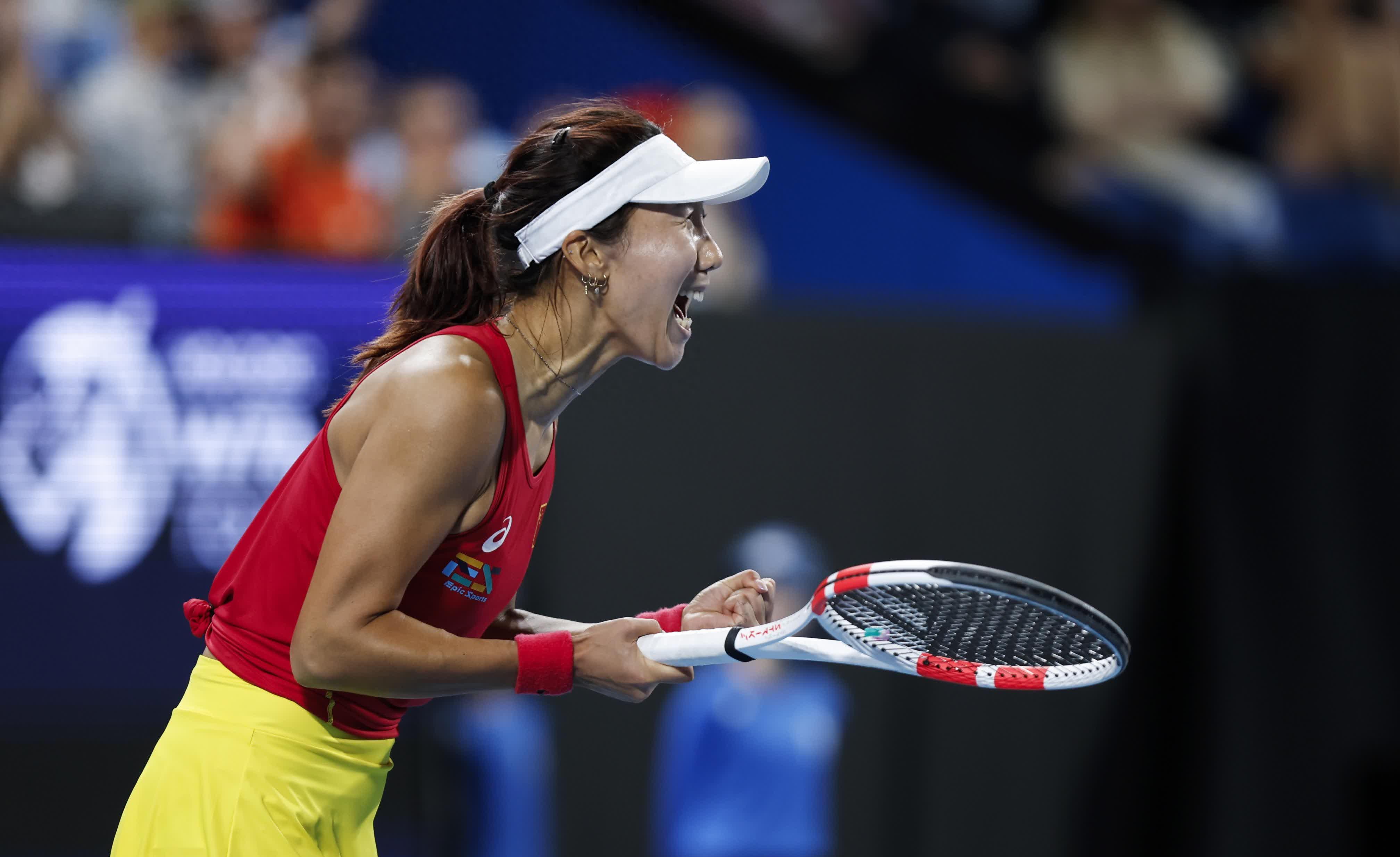 网球比赛选手气势如虹，一路领先