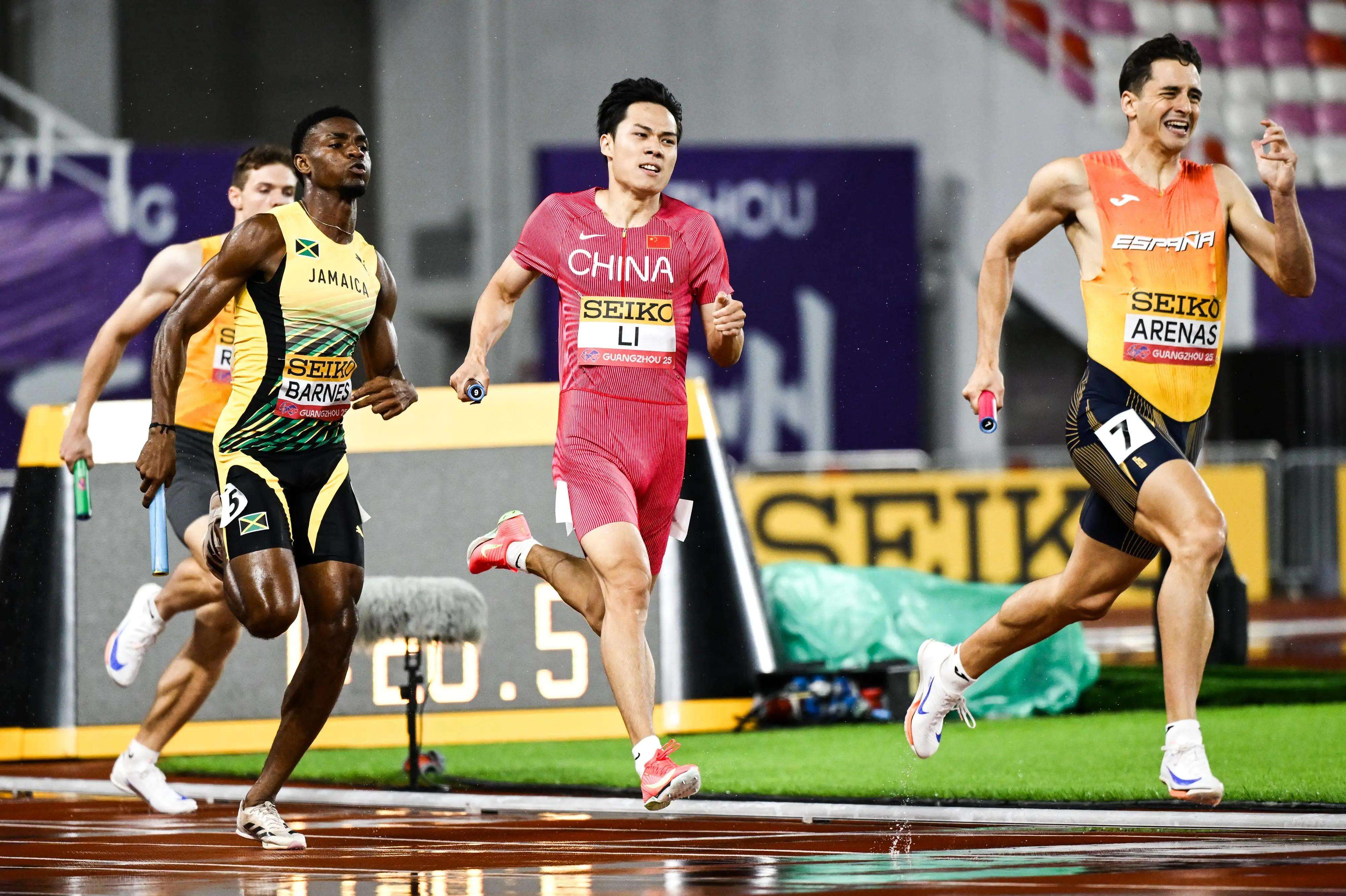 希腊队在比赛中获得惊险胜利，全队欢呼雀跃的简单介绍