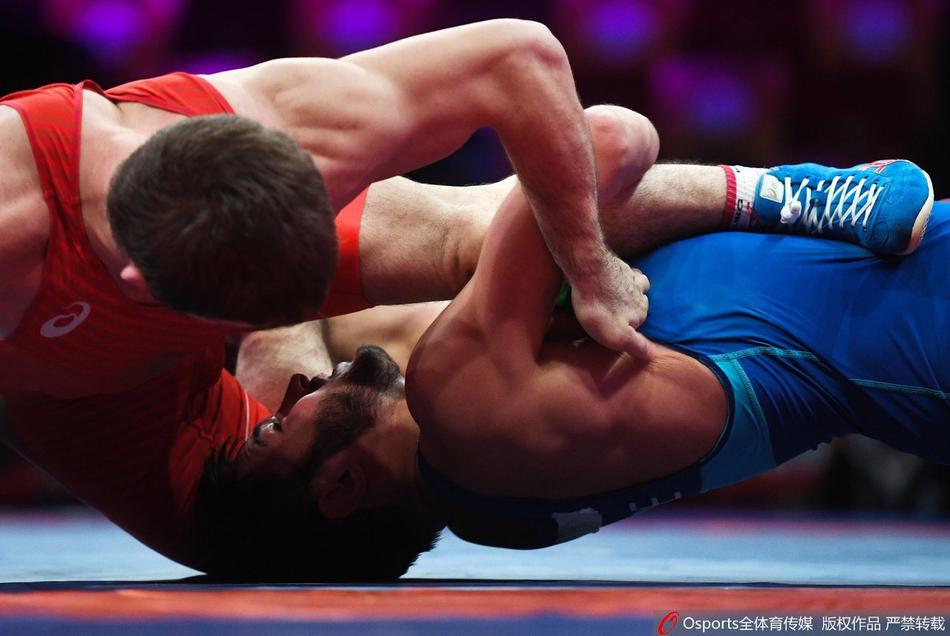 俄罗斯摔跤选手连胜晋级半决赛