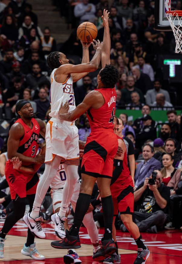 猛龙碾压青岛队，布克统治全场的简单介绍