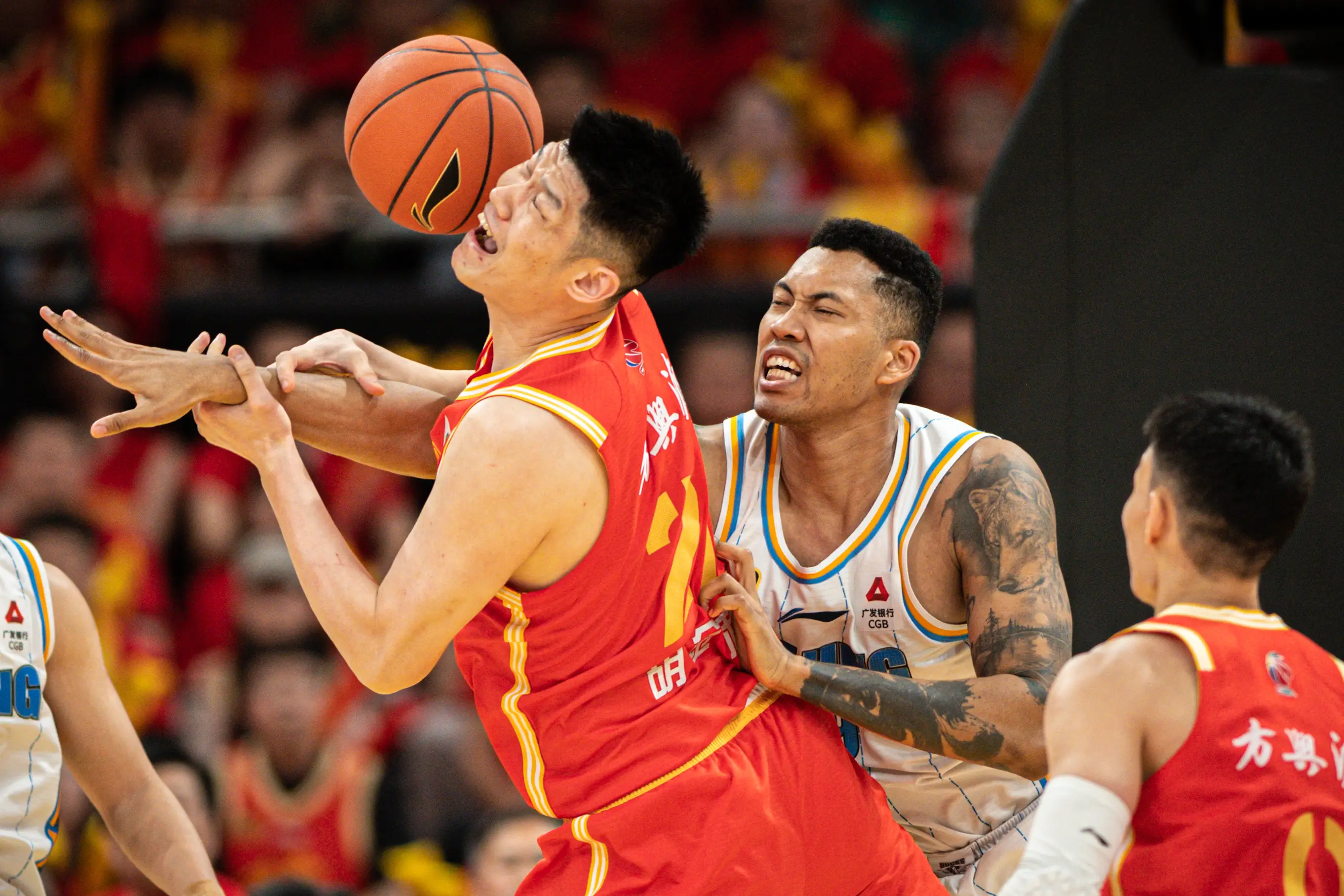 火箭险胜北京队,王哲林统治全场 火箭险胜北京队,王哲林统治全场