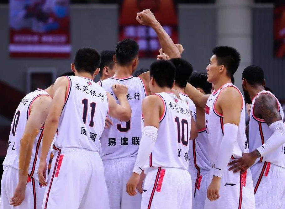 火箭险胜北京队,王哲林统治全场 火箭险胜北京队,王哲林统治全场