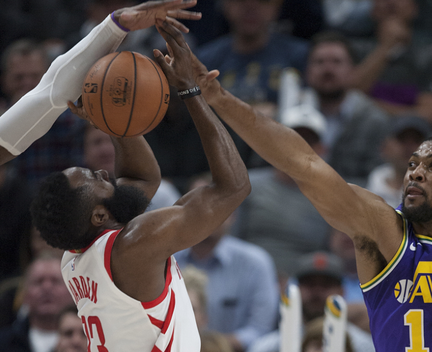 包含公牛轻取天津队，戈贝尔统治全场的词条