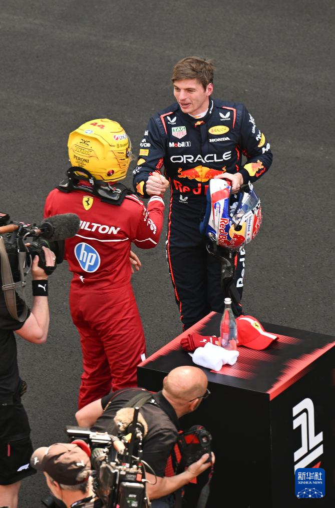 包含红牛车队逆转雷诺车队，汉密尔顿高光表现的词条