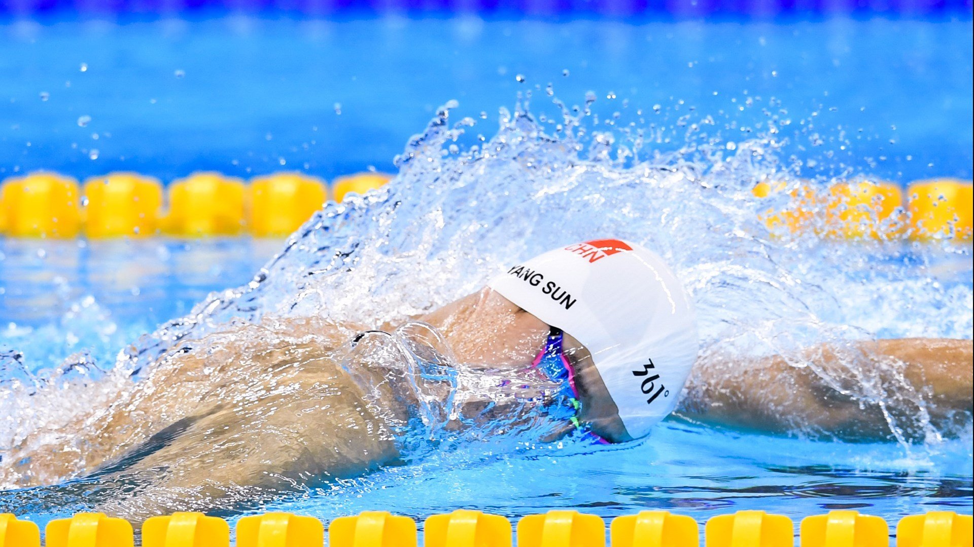 赛道与球场的双重奏，当F1年度争冠遇上快船淘汰赛奇迹