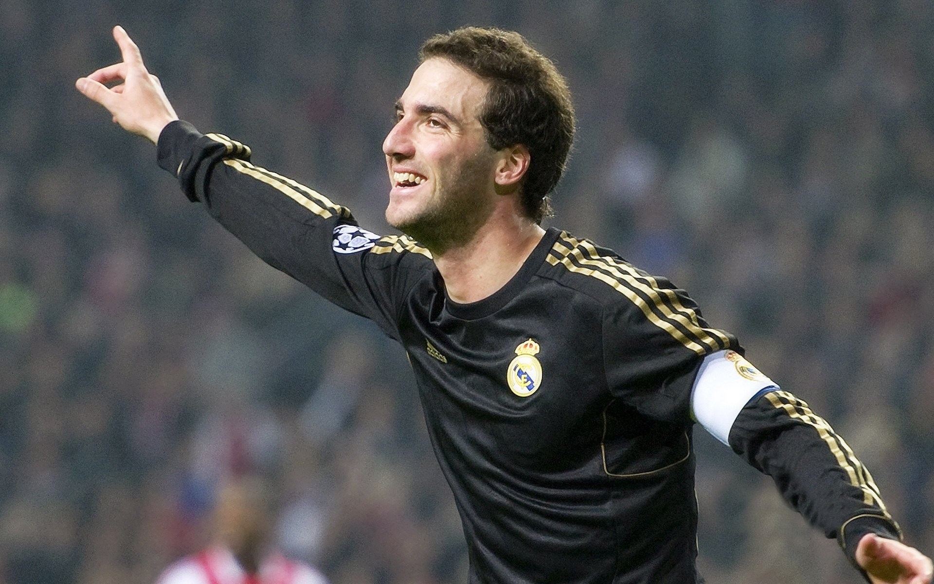 赛道上的破晓，萨内压力下的F1街道赛之夜